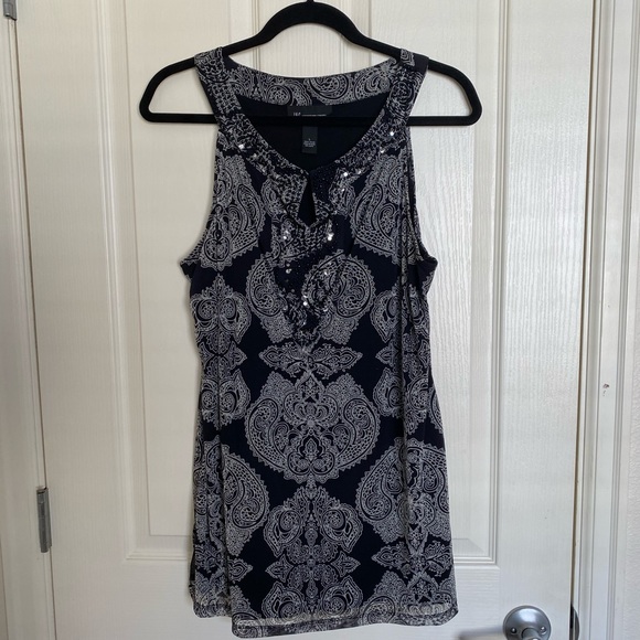 Gorgeous black and white sleeveless top by INC